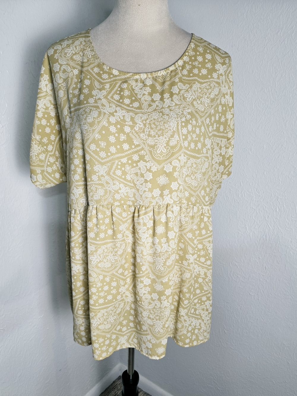 Cotton Bleu Gold & White Floral Babydoll Short Sleeve Top, Size Large